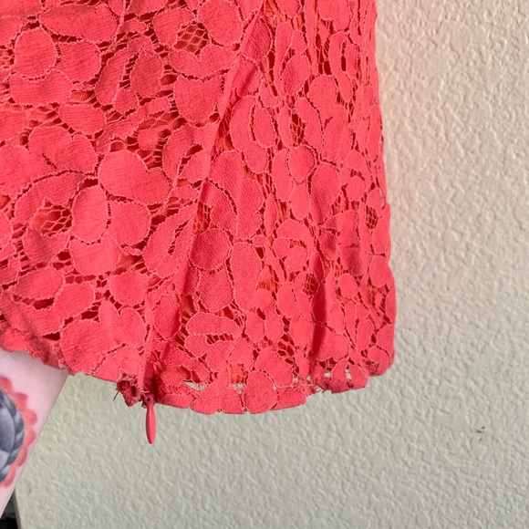 Lacey peplum tank with side zipper - Picture 3 of 4